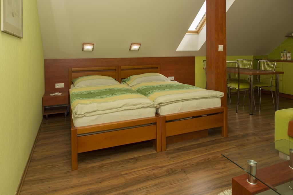 Hotel Rekreacny Dom Sisi à Podhájska Extérieur photo